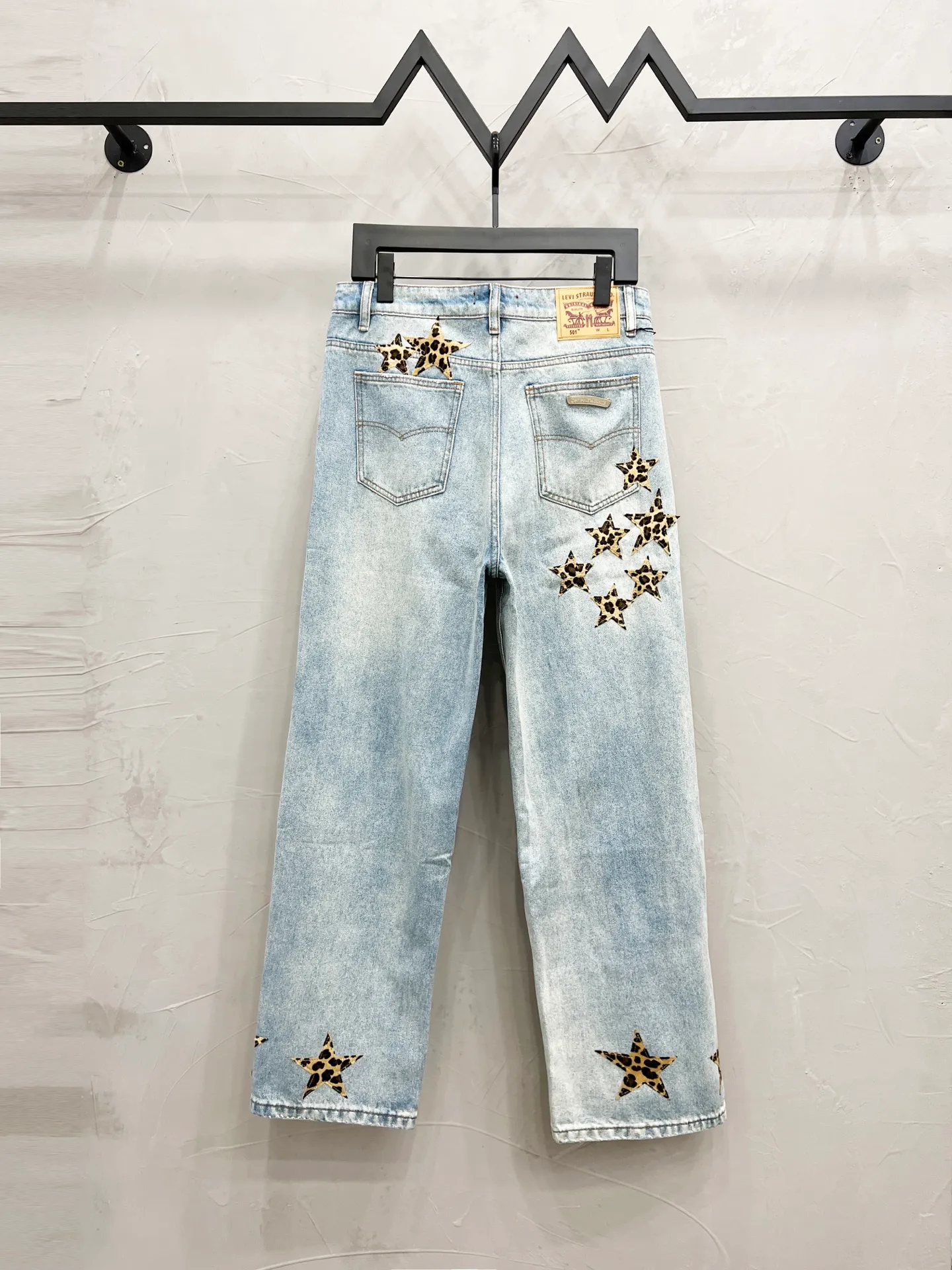 P250 Style No.: [M931] Chrome Hearts SS25 star embroidered zipper straight jeans for men and women, blue, top ceiling quality, styles with different wash textures, very friendly to people with thin legs and thick legs, the straight slim fit is very flattering to the leg shape, timeless moderate length, easy to match with, basic styling for various styles, a must-have in the wardrobe! The fabric is stiff but also makes the upper body soft without losing texture. The washing process is even more perfect. It is a must-have item for everyone! ! ! Washed wheat, hang tag, pants label, three labels complete Color: blue Size: 30, 32, 34, 36